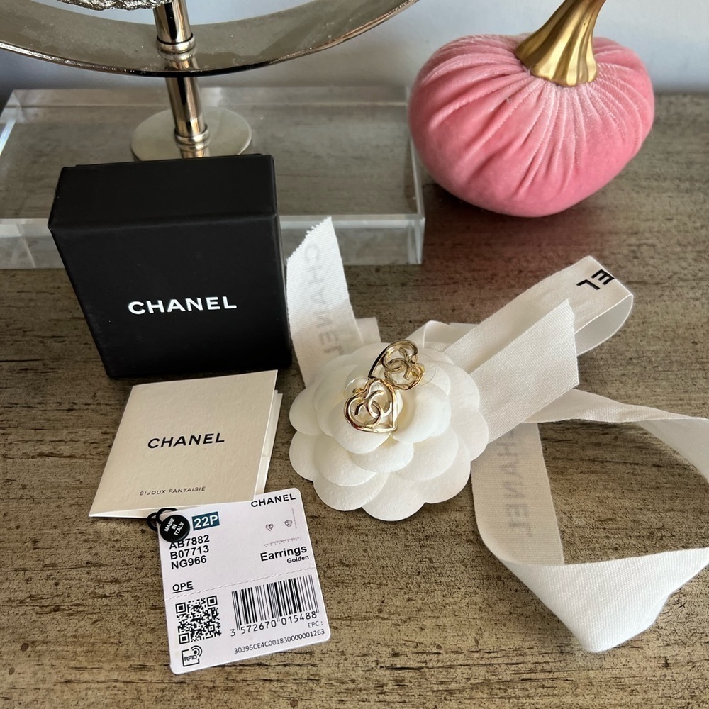 CHANEL 22P Metal Gold-tone Heart Earrings - Picture 4 of 11